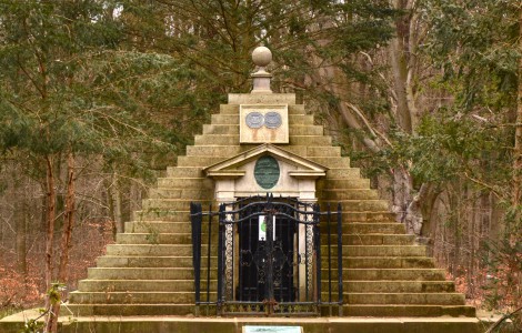 10 Orte in Schaumburg, die man gesehen haben muss - Teil II – Grabpyramide vom Grafen Wilhelm im Schaumburger Wald